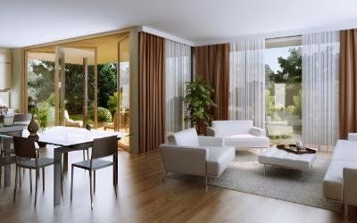 salotto bianco con vetrata e tende marroni