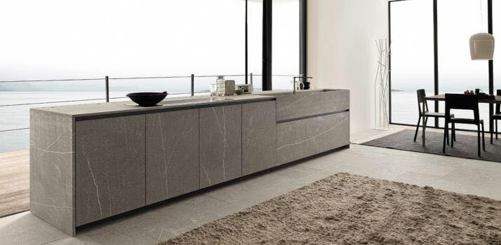 Bagno con mobili e pavimento in marmo grigio