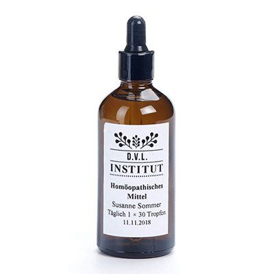 Eine Flasche Flüssigkeit mit einer Pipette auf einem weißen Hintergrund.