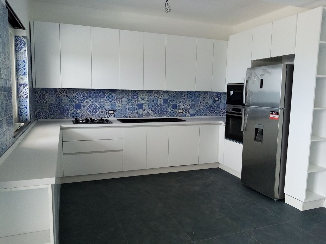 cucina con mobili bianchi