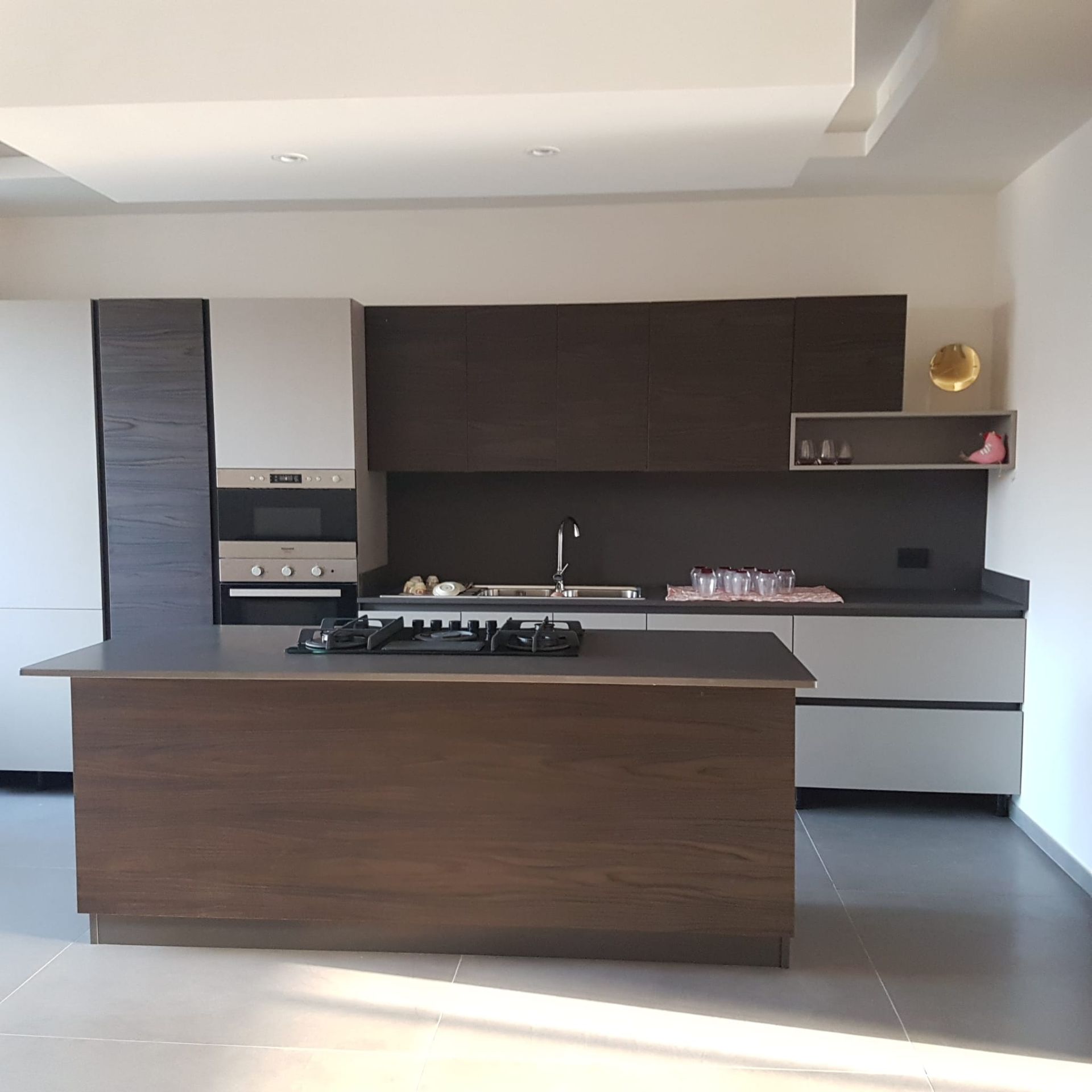 cucina con una grande isola al centro