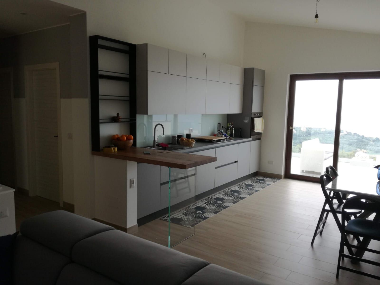 cucina aperta con alcuni moduli in vetro