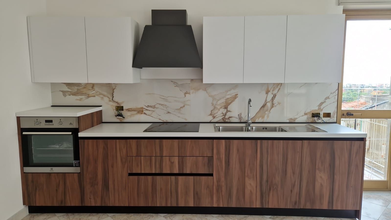 cucina con mobili in legno