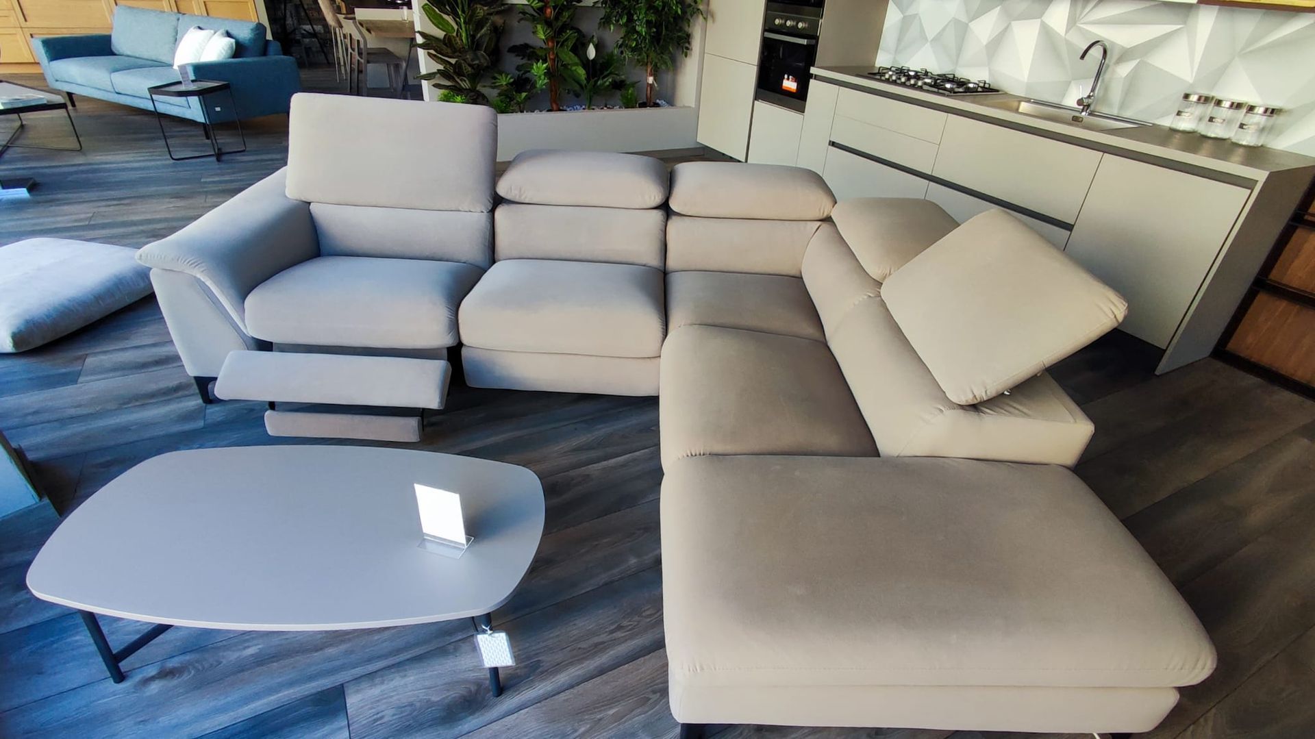 soggiorno con divano, sedie e tavolino