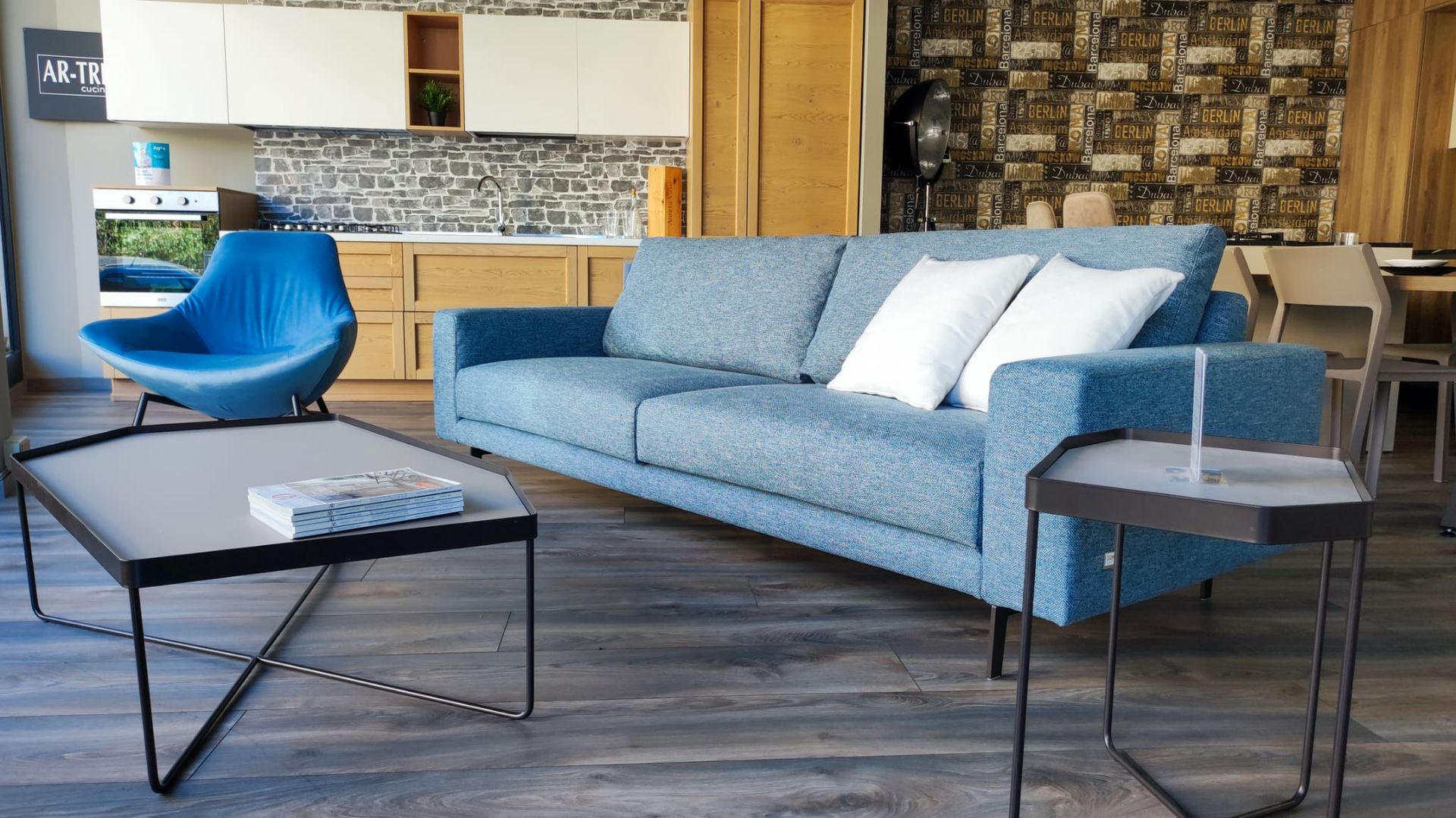 soggiorno con un divano celeste e una sedia blu