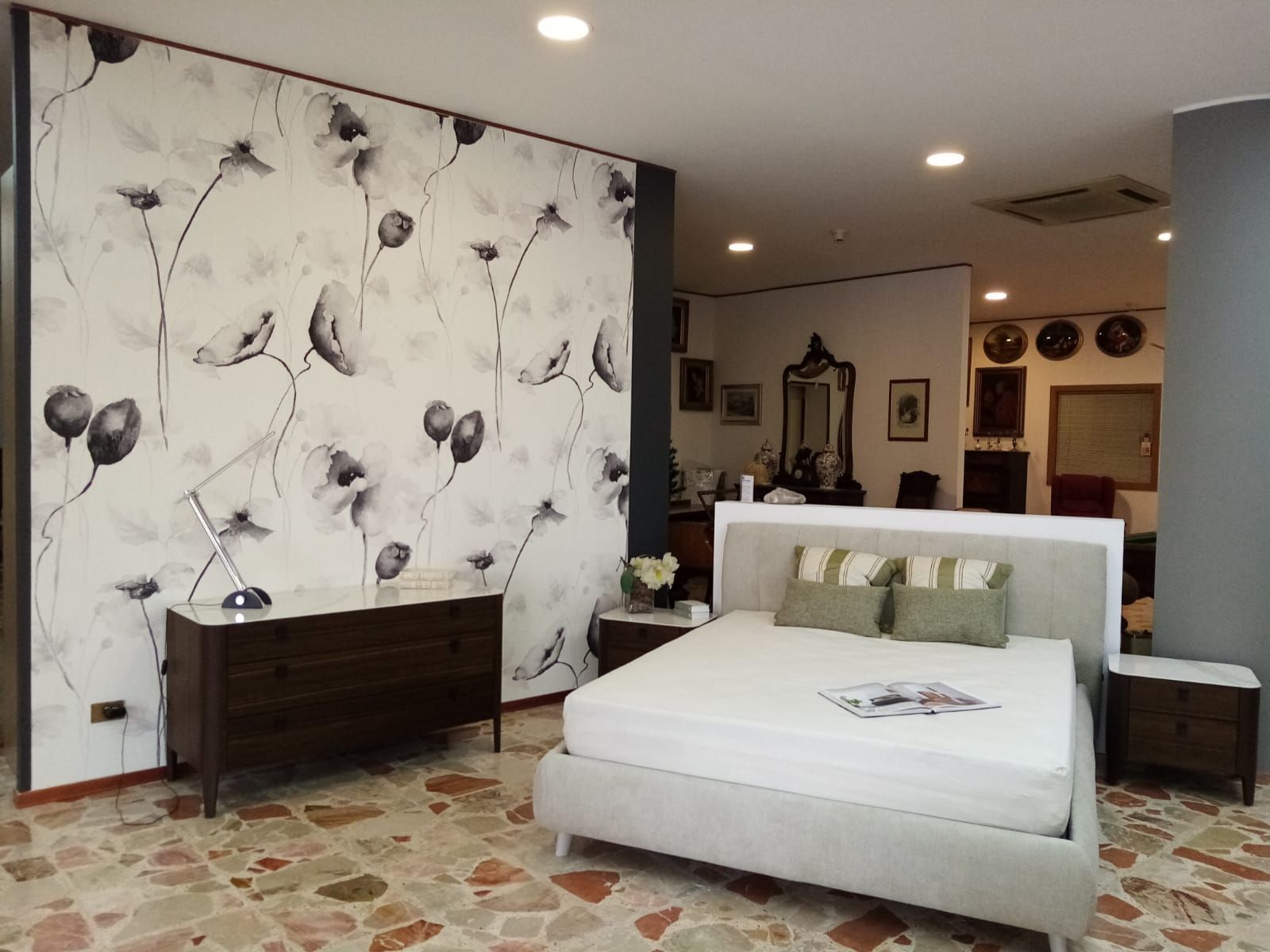 zona notte con letto, cassettiera e comodino