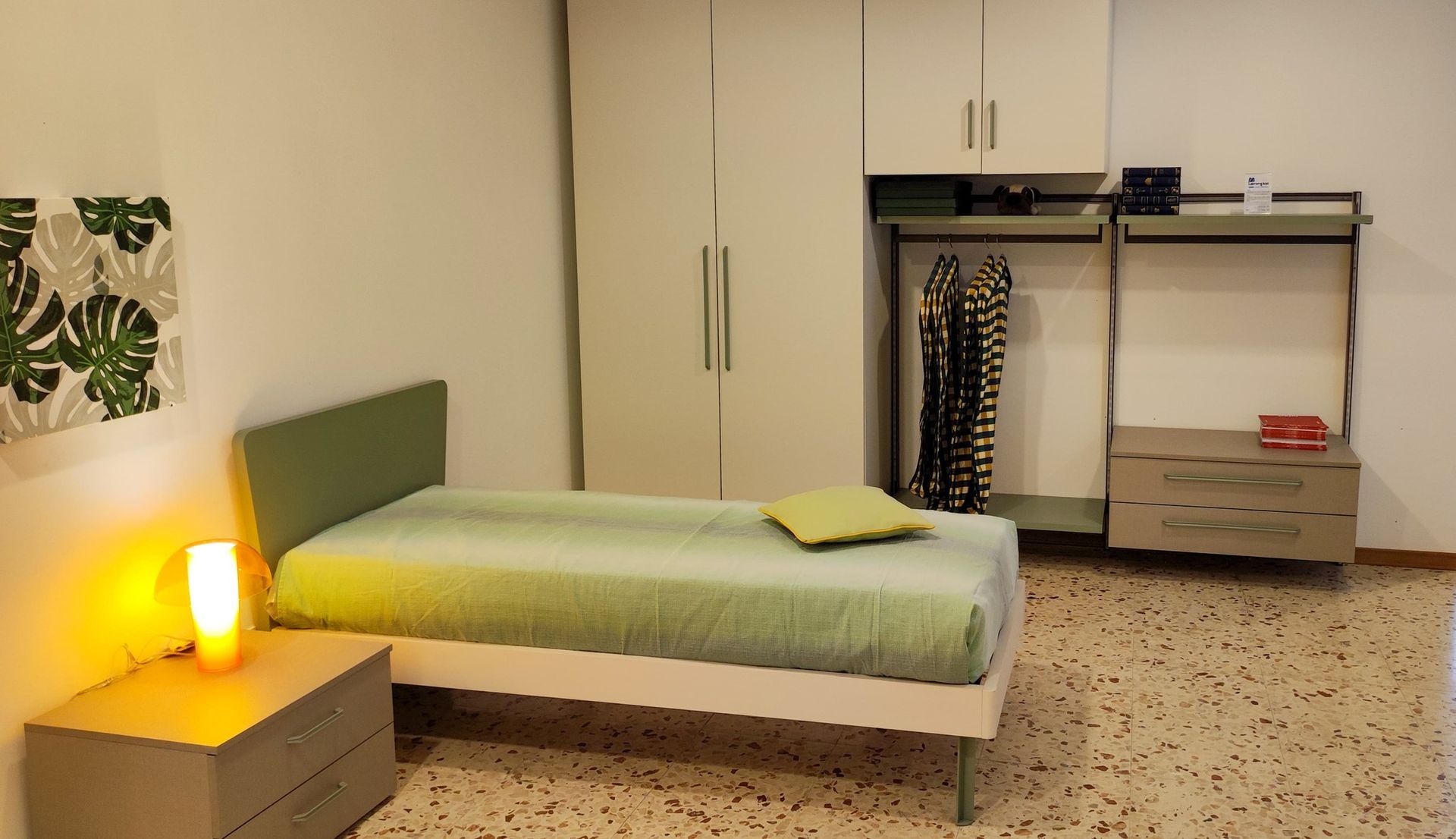 camera con un letto singolo e un comodino