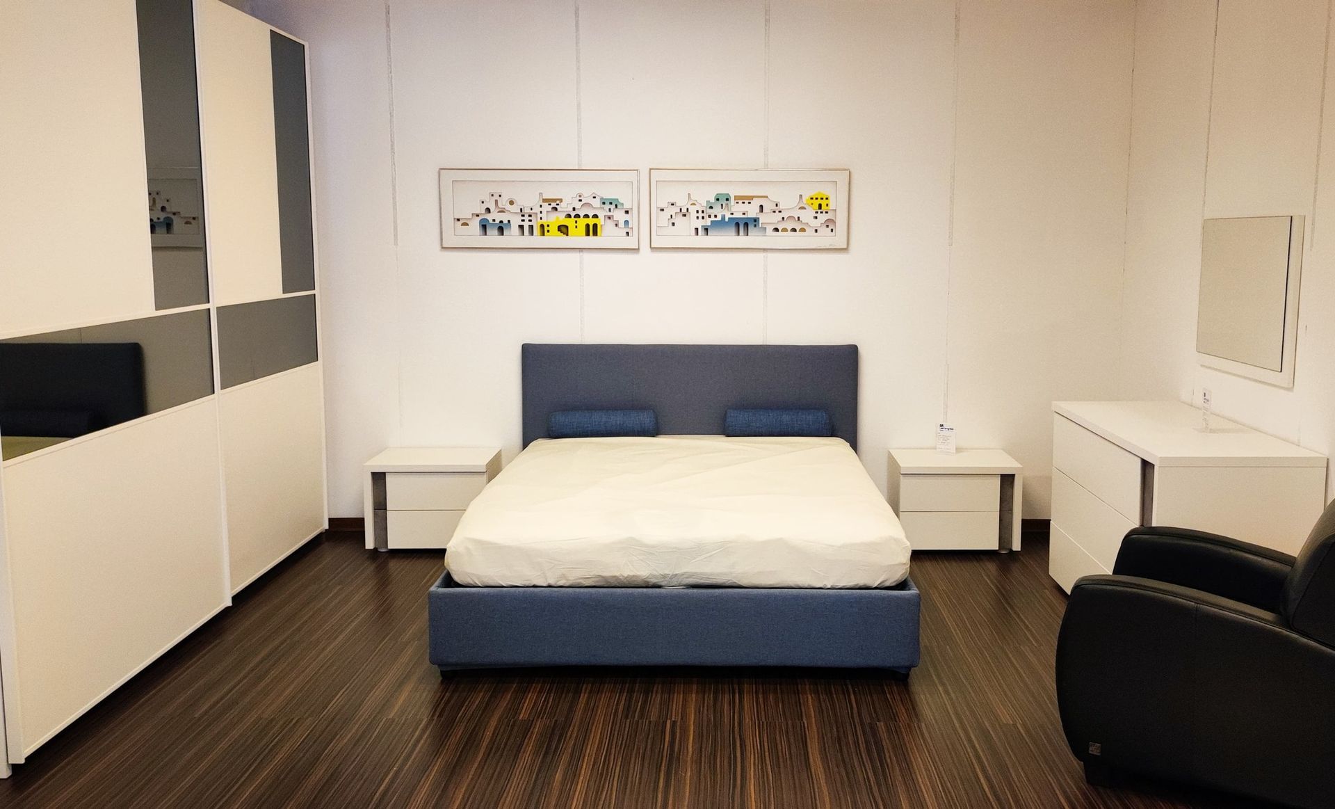 camera con letto, comodini e sedia