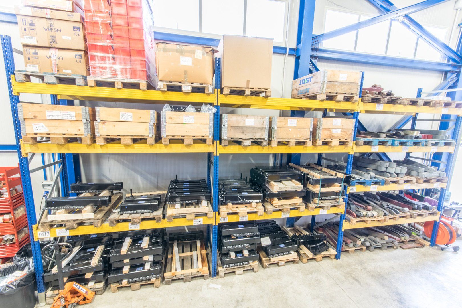 magazzino con ricambi per veicoli industriali