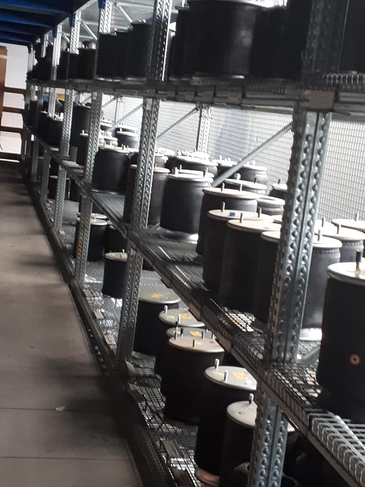 magazzino con ricambi per veicoli industriali