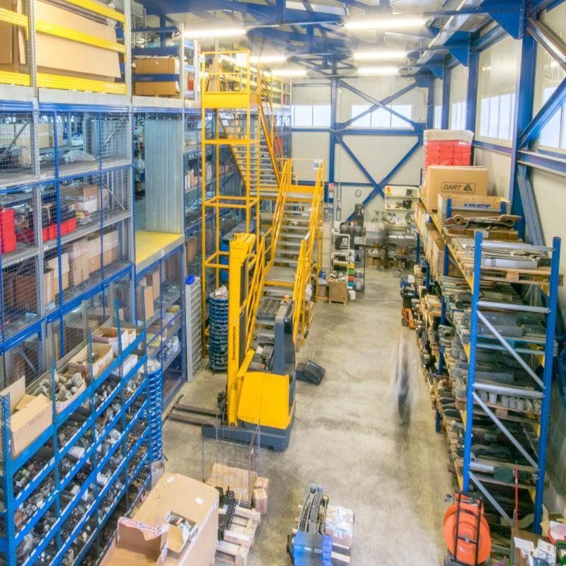 magazzino con ricambi per veicoli industriali