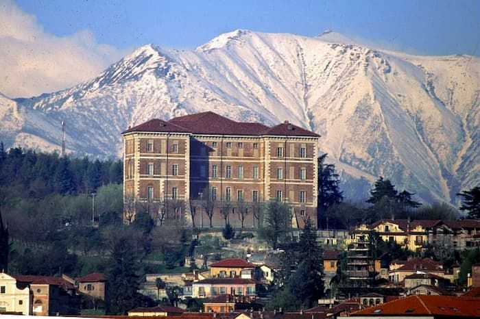 Vista di Rivoli con montagne sullo sfondo