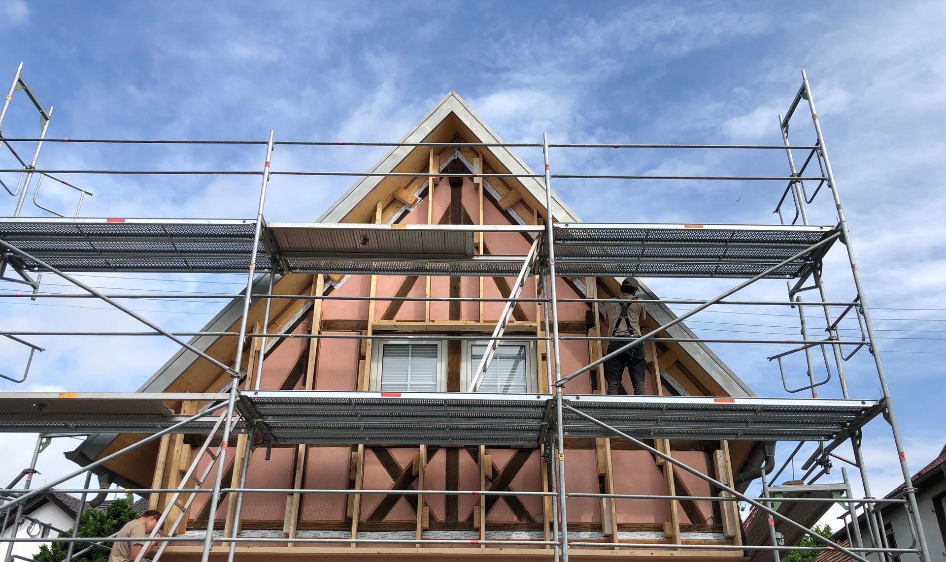 Ein Fachwerkhaus welches eine neue Fassade bekommt. Im Vordergrund ist ein Gerüst zu sehen