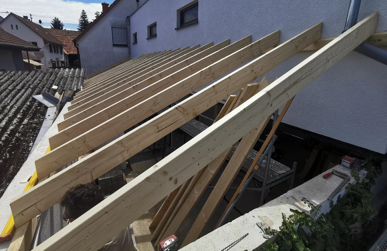 Eine Dachkonstruktion aus Balken