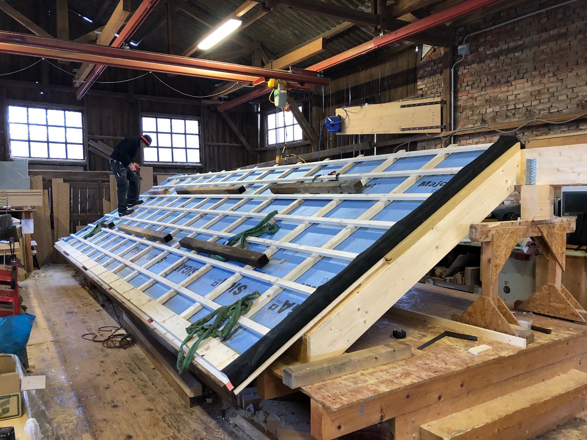 Ein vorgefertigtes Dachelement in der Fertigungshalle