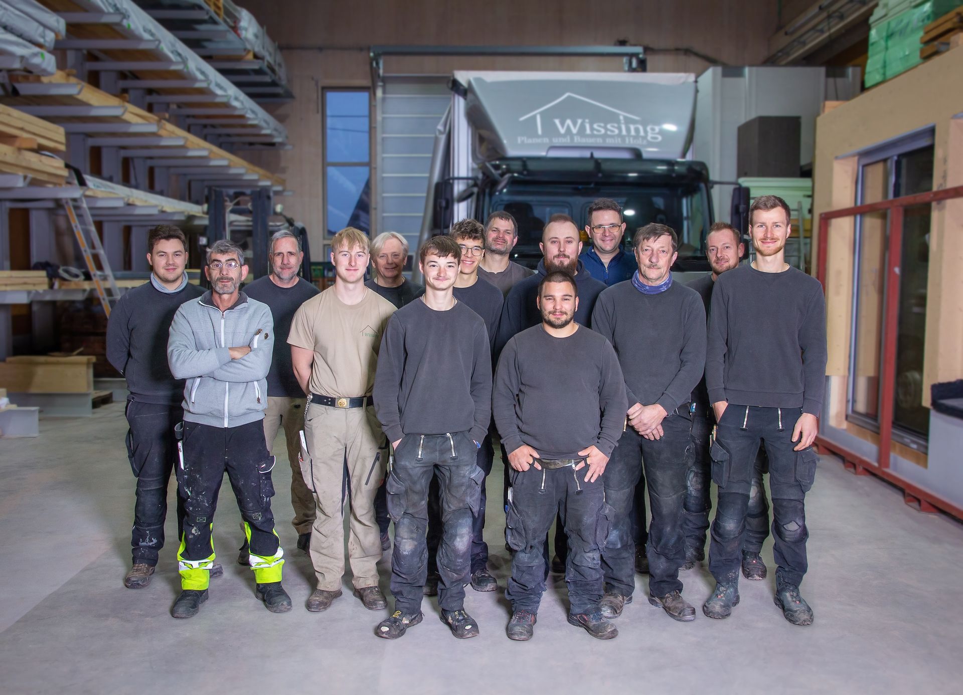 Ein Gruppenbild des Aussenteams der Firma Wissing. Es sind 13 Personen zu sehen. Sie stehen vor der neuen Fertigungshalle