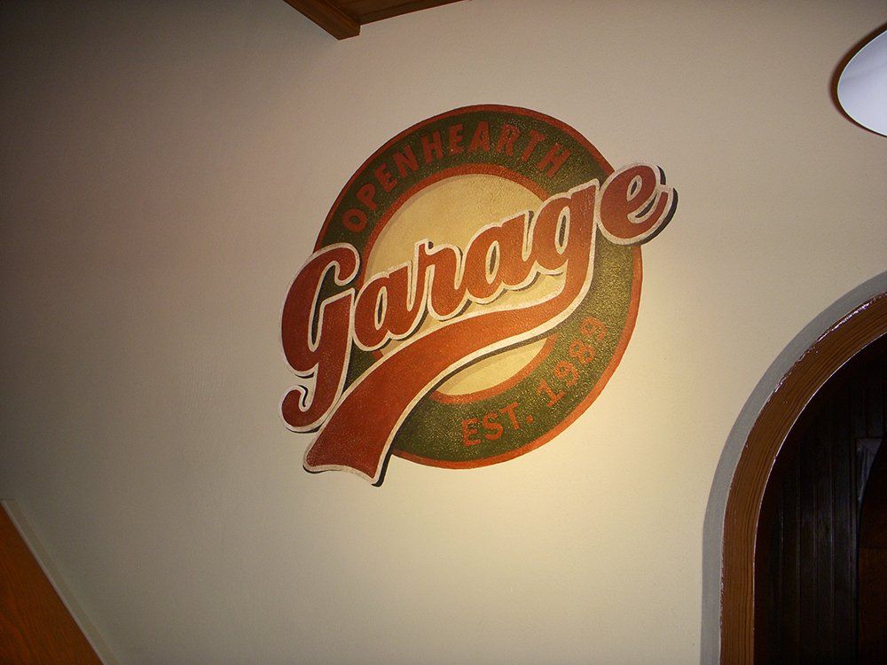 A sign on a wall that says garage on it