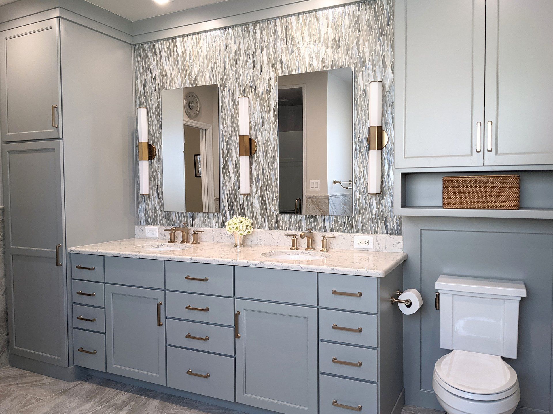 A bathroom with two sinks and a toilet