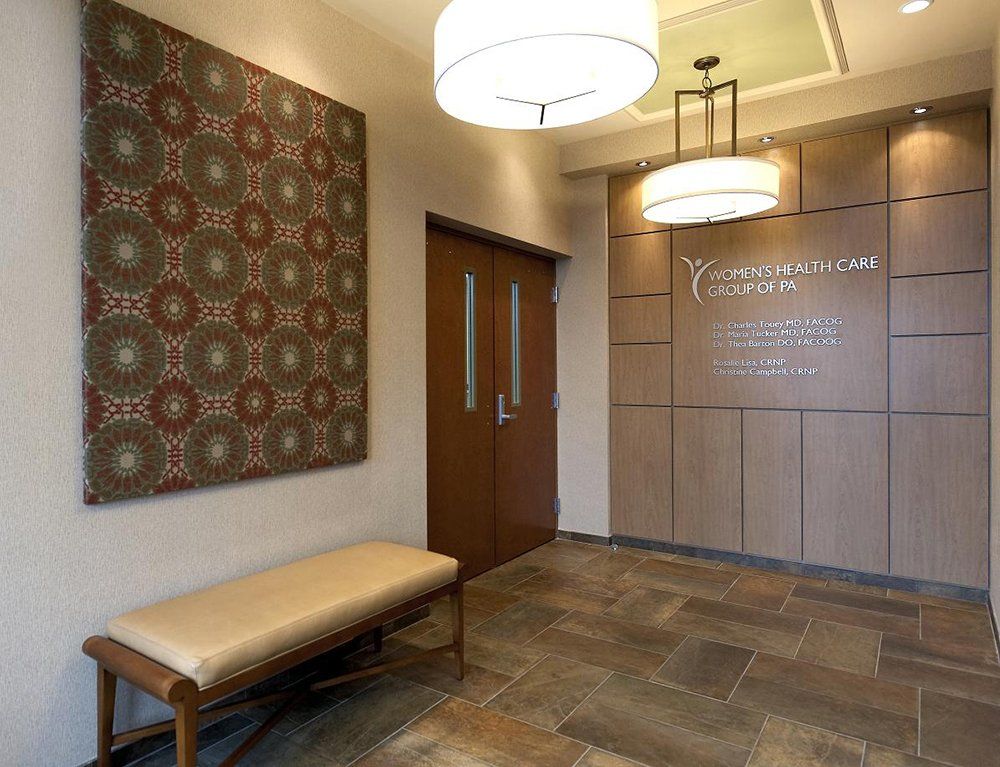 A hallway with a bench in front of a wall that says ' york ' on it