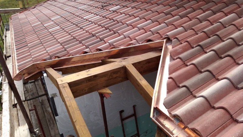 posa nuove tegole in un tetto