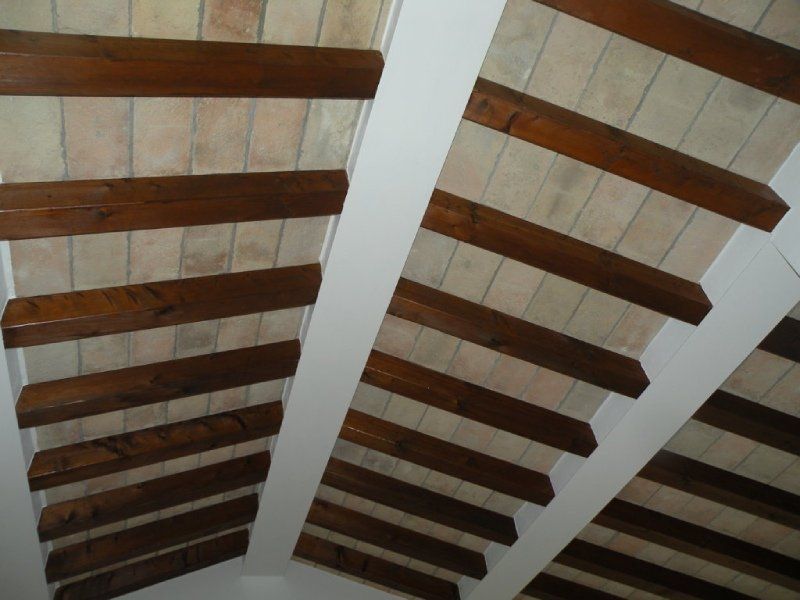 tetto con travi in legno a vista