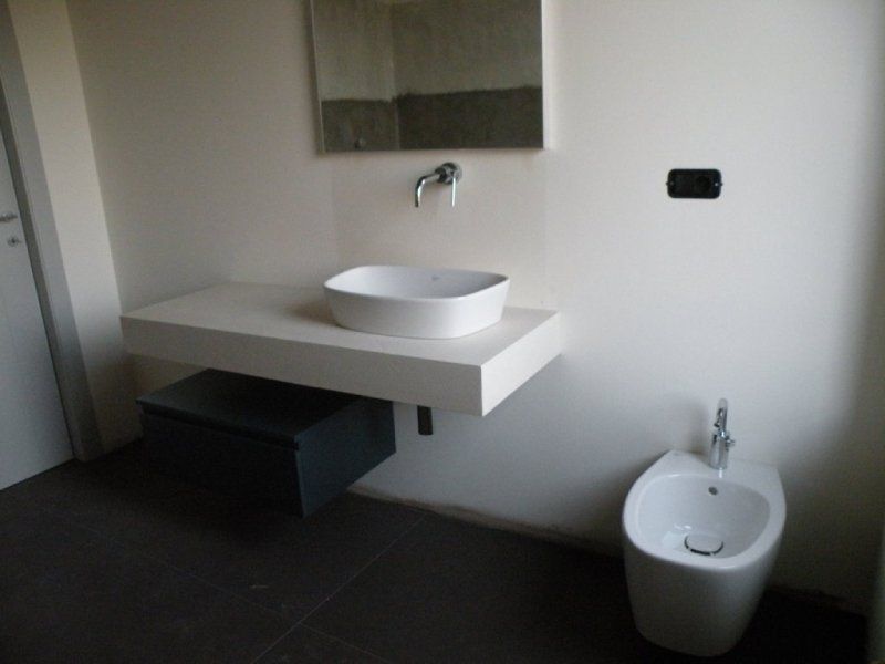 bagno con sanitari dalla forma moderna