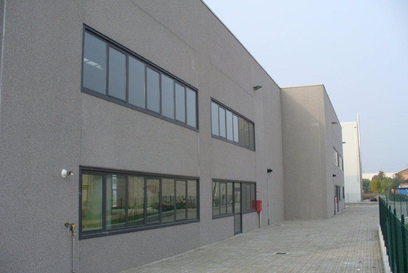 facciata edificio industriale con vetrate