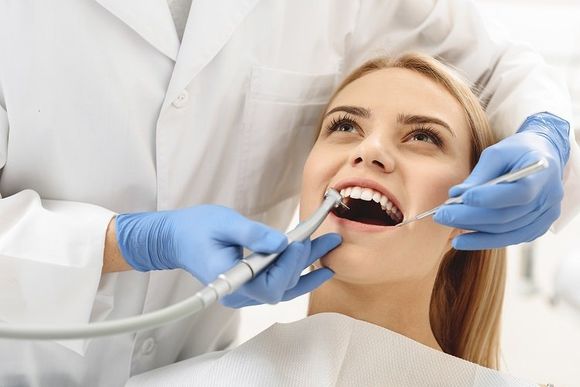 Una paziente durante una visita odontoiatrica
