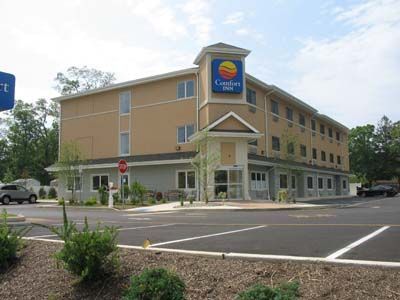 A large building with a blue sign that says comfort inn