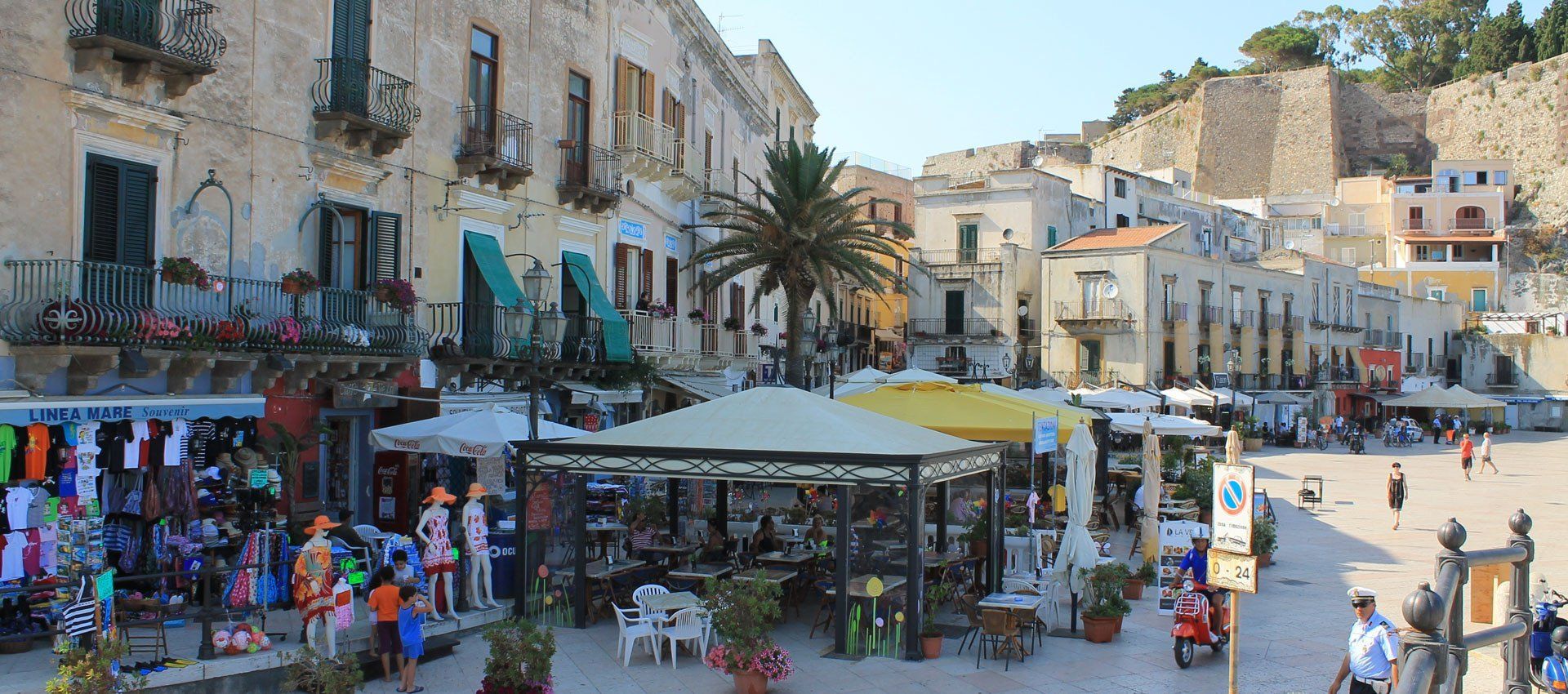 centro città con bancarelle di mercato