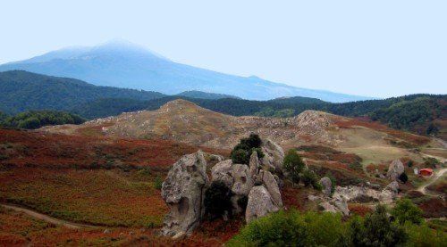 delle rocce e vista delle colline