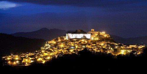 una città illuminata e vista delle montagne