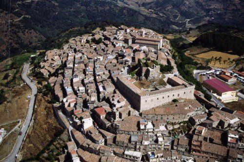 vista dall'alto di una città antica e delle colline