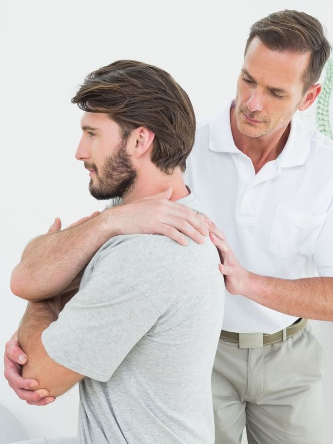 physiotherapist examining malpatient