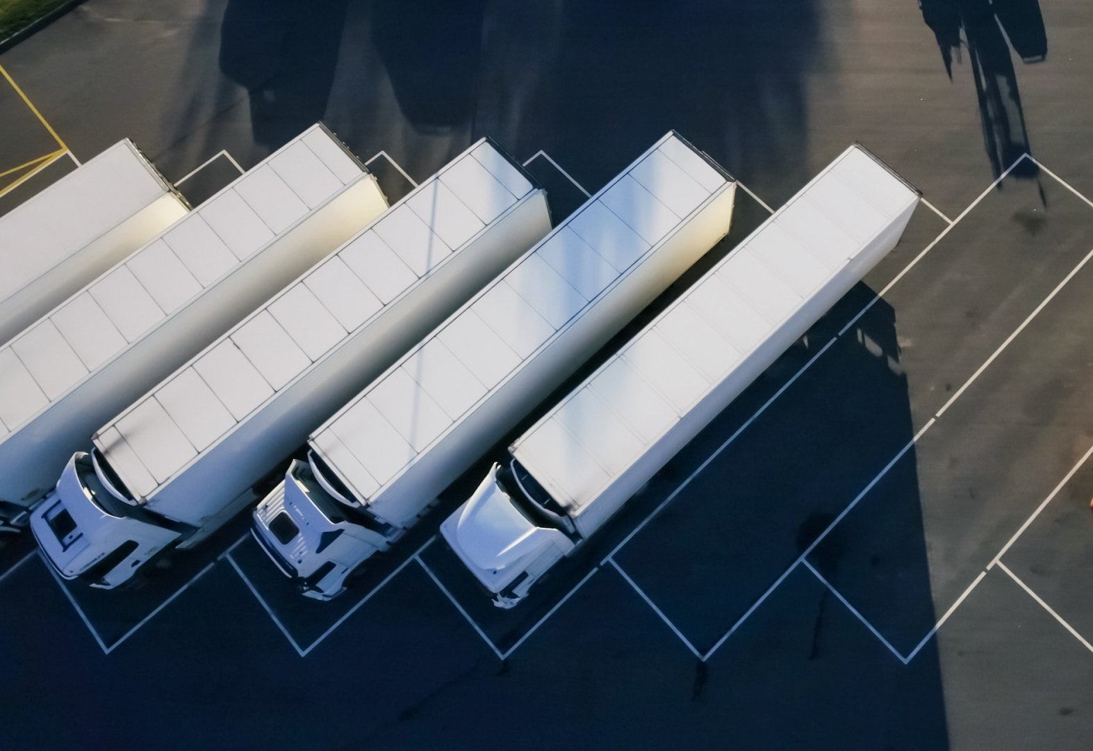 White Trailer Trucks — West Palm Beach, FL — Doerr’s Trailer Rentals