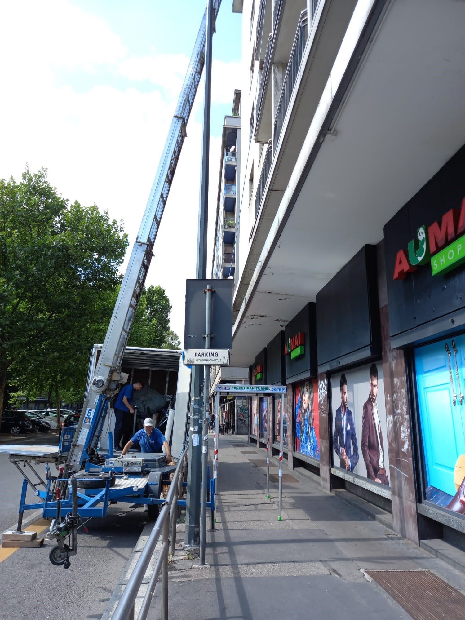 operai a lavoro con autoscala