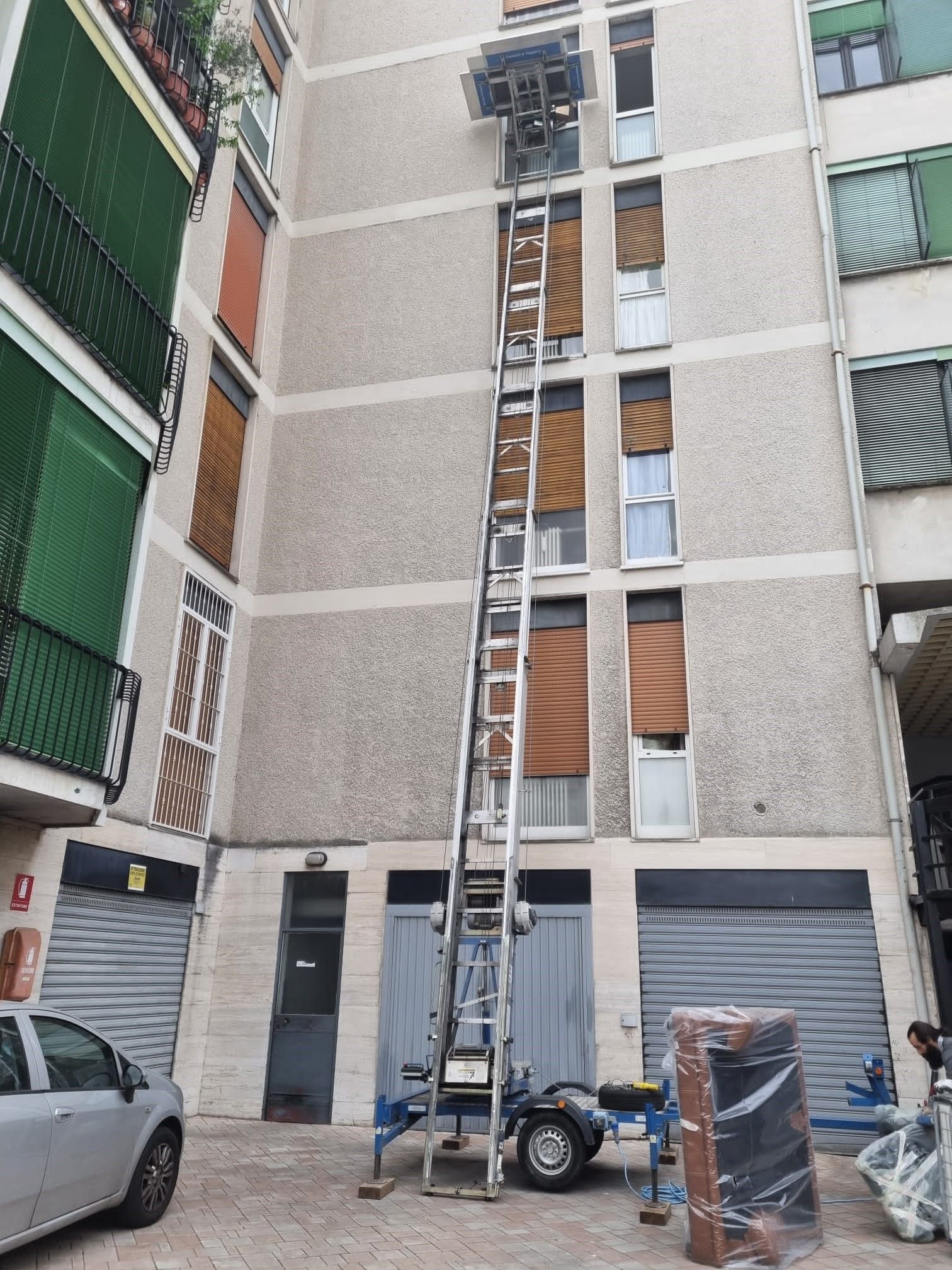 autoscala per traslochi interna al cortile di un condominio