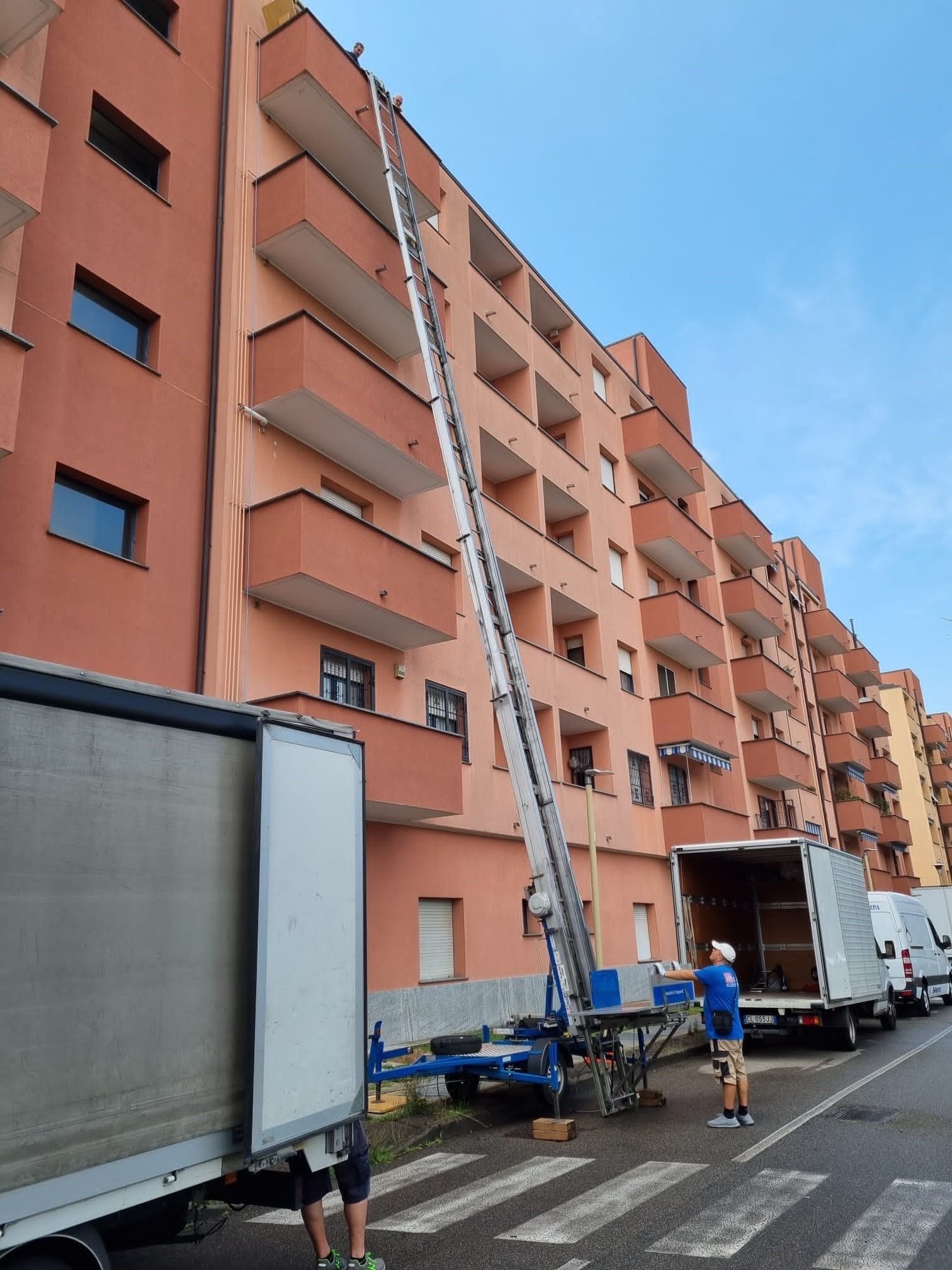 autoscala per traslochi su palazzo rosso