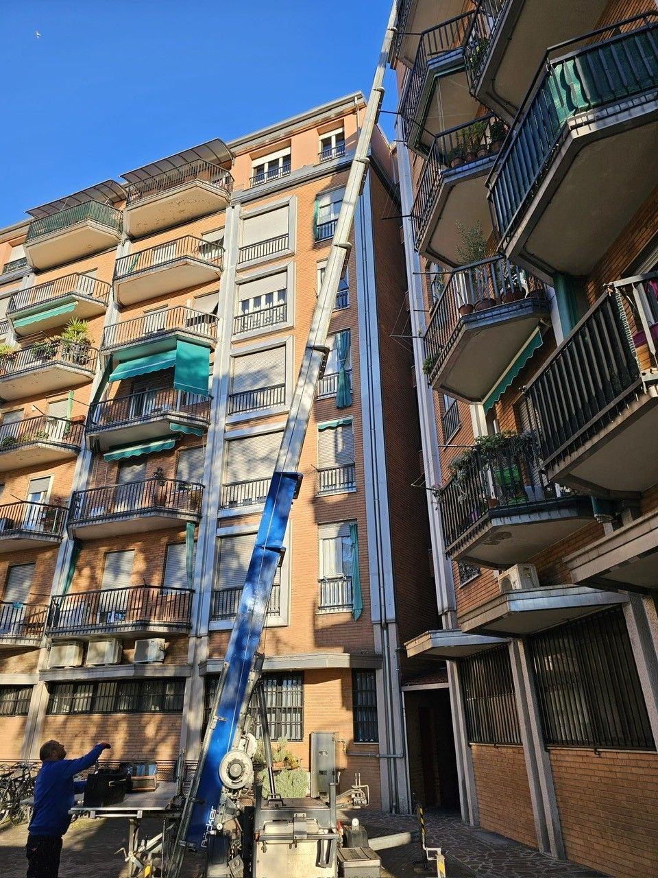 autoscala per traslochi interna al cortile di un condominio