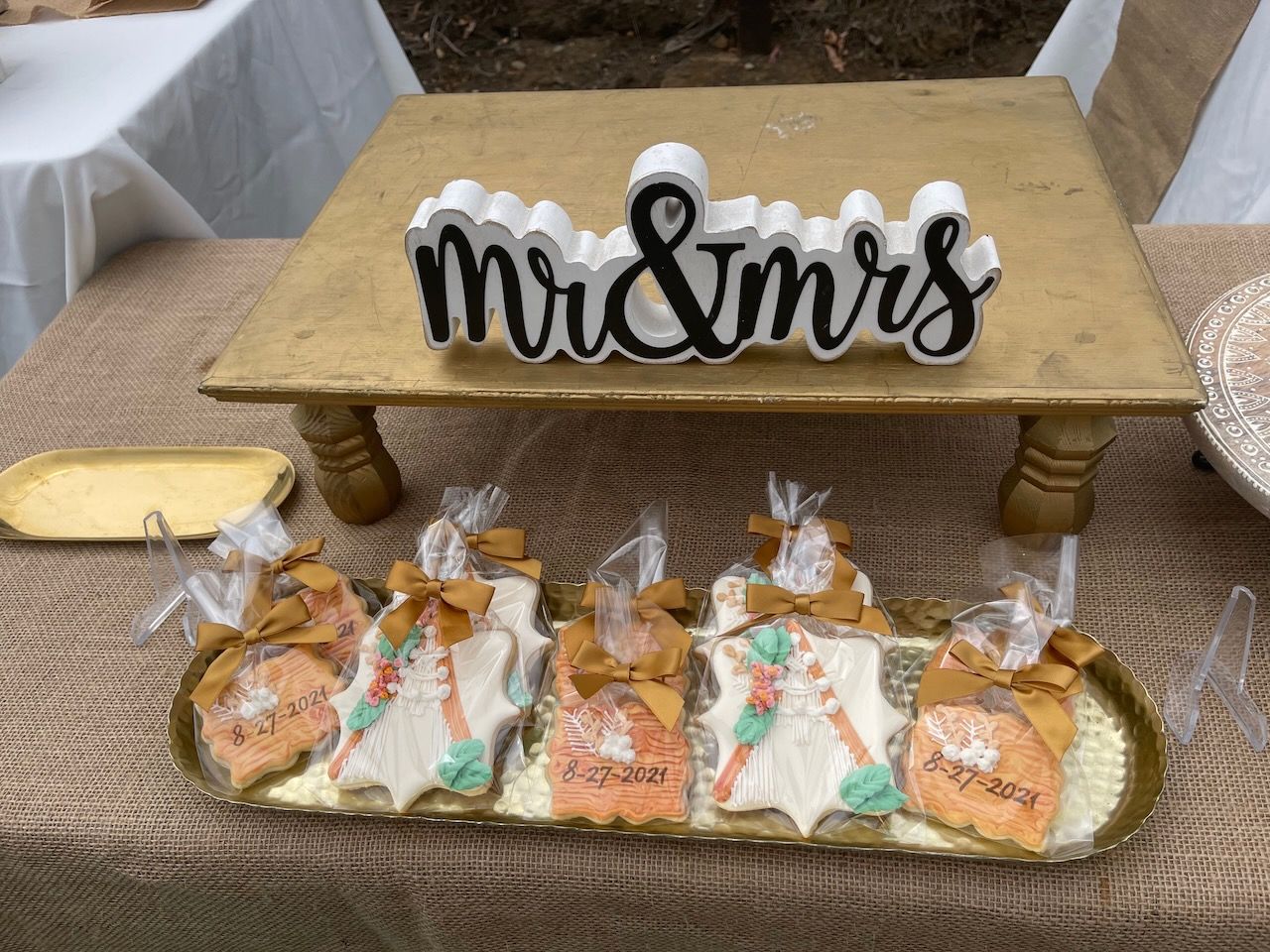 A table with a sign that says mr and mrs on it