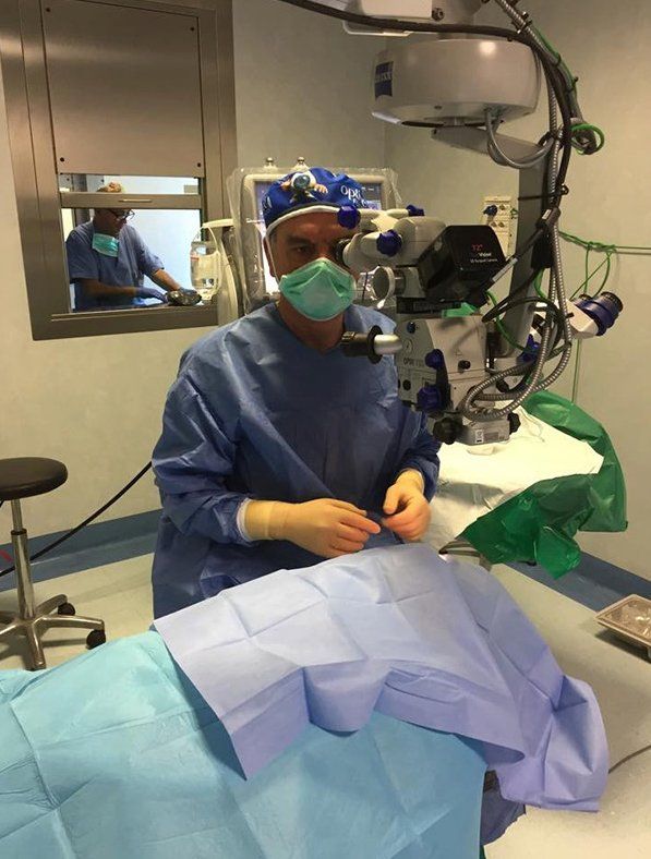 dottore in sala operatoria