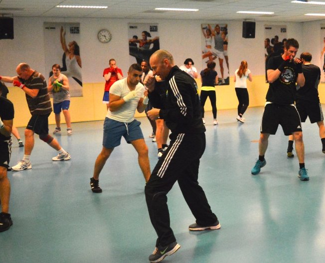 Een groep mensen oefent boksen in een sportschool