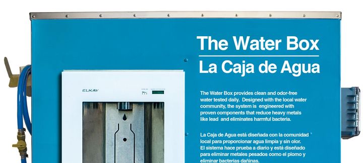 A blue box that says the water box la caja de agua