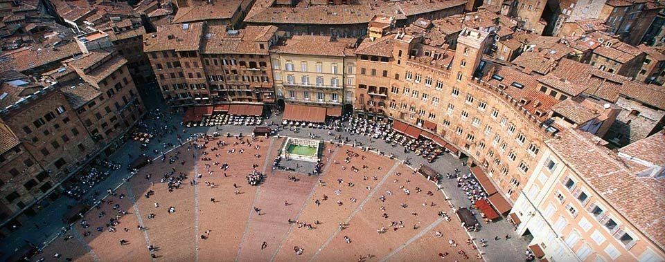 Piazza di città toscana