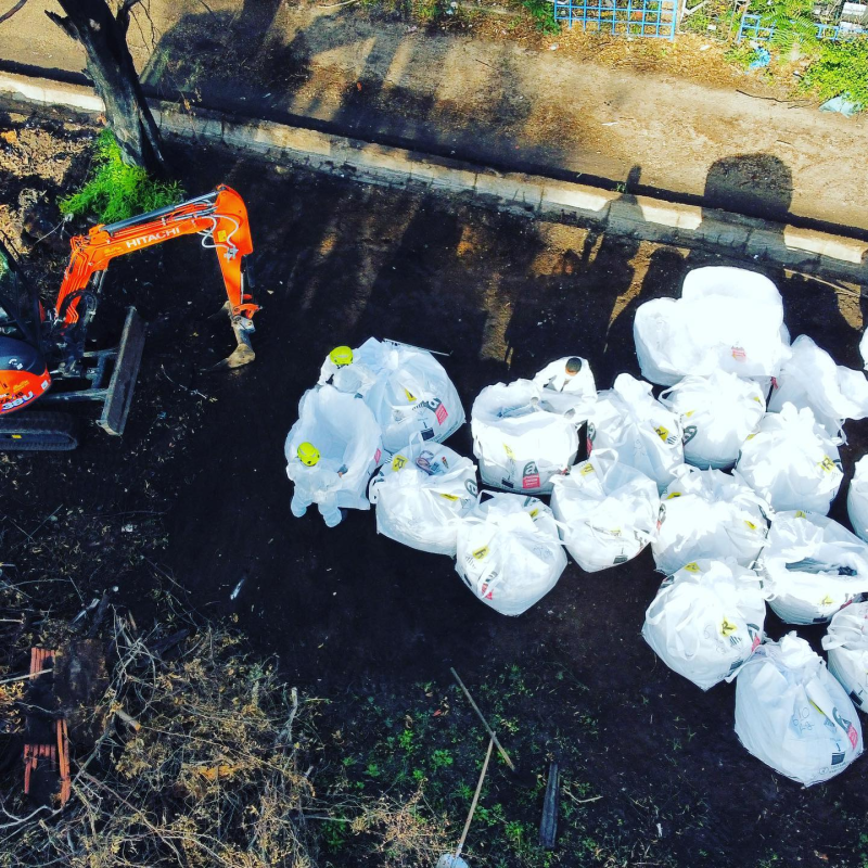 Una vista aerea di una pila di sacchi bianchi a terra