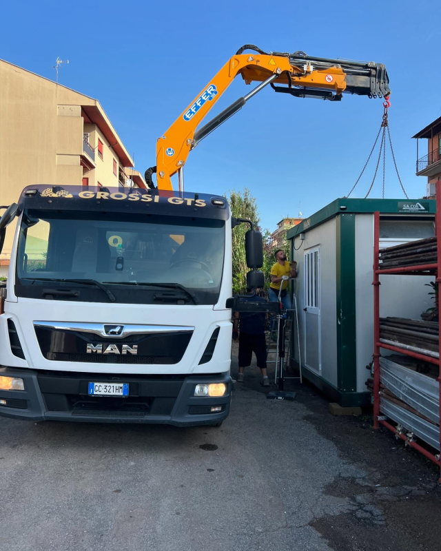 Un camion con una gru attaccata
