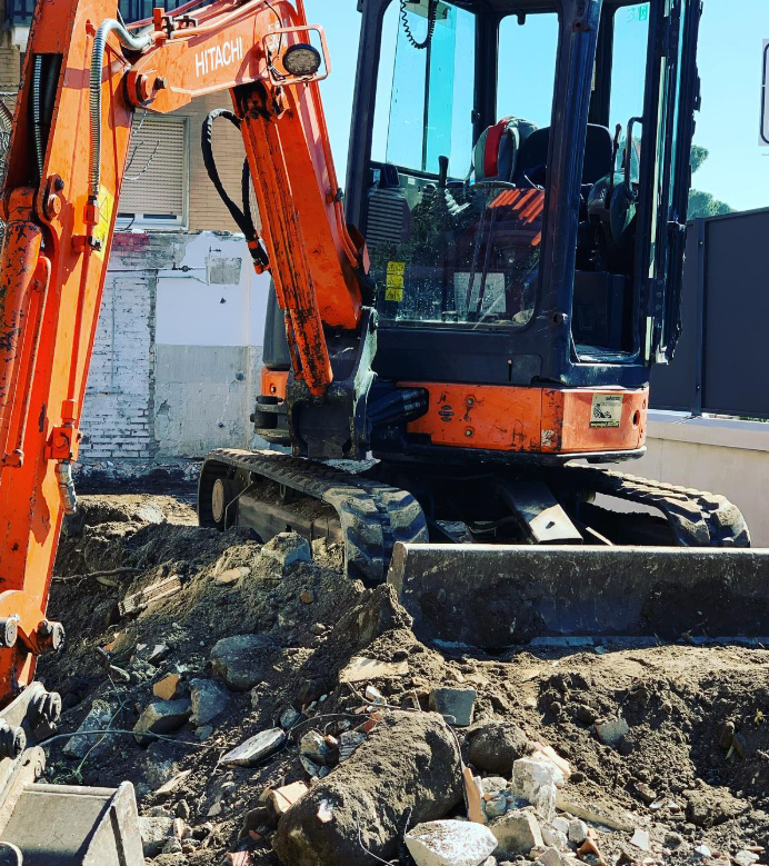 Un escavatore Hitachi sta scavando una buca nel terreno