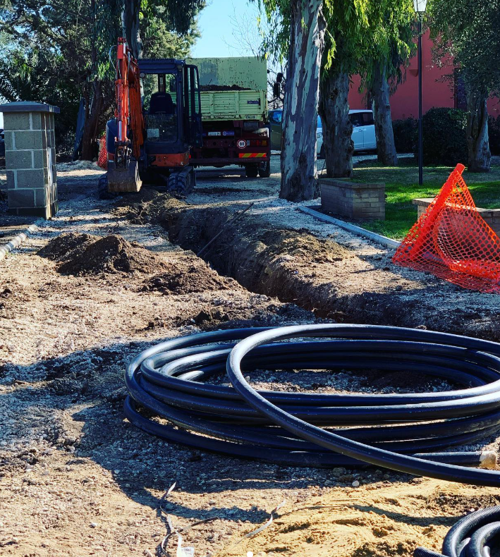 Un cantiere con un mucchio di tubi nel terreno