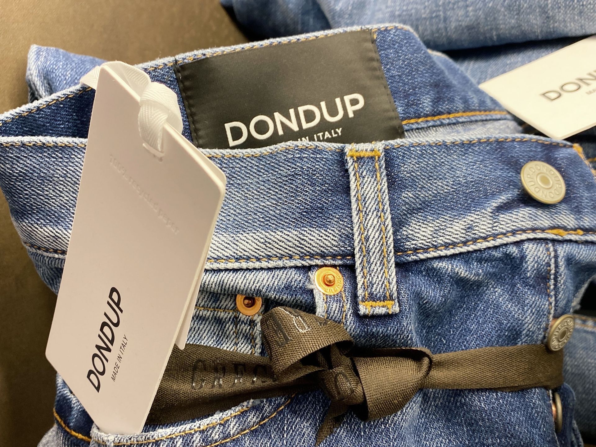 interno negozio abbigliamento uomo