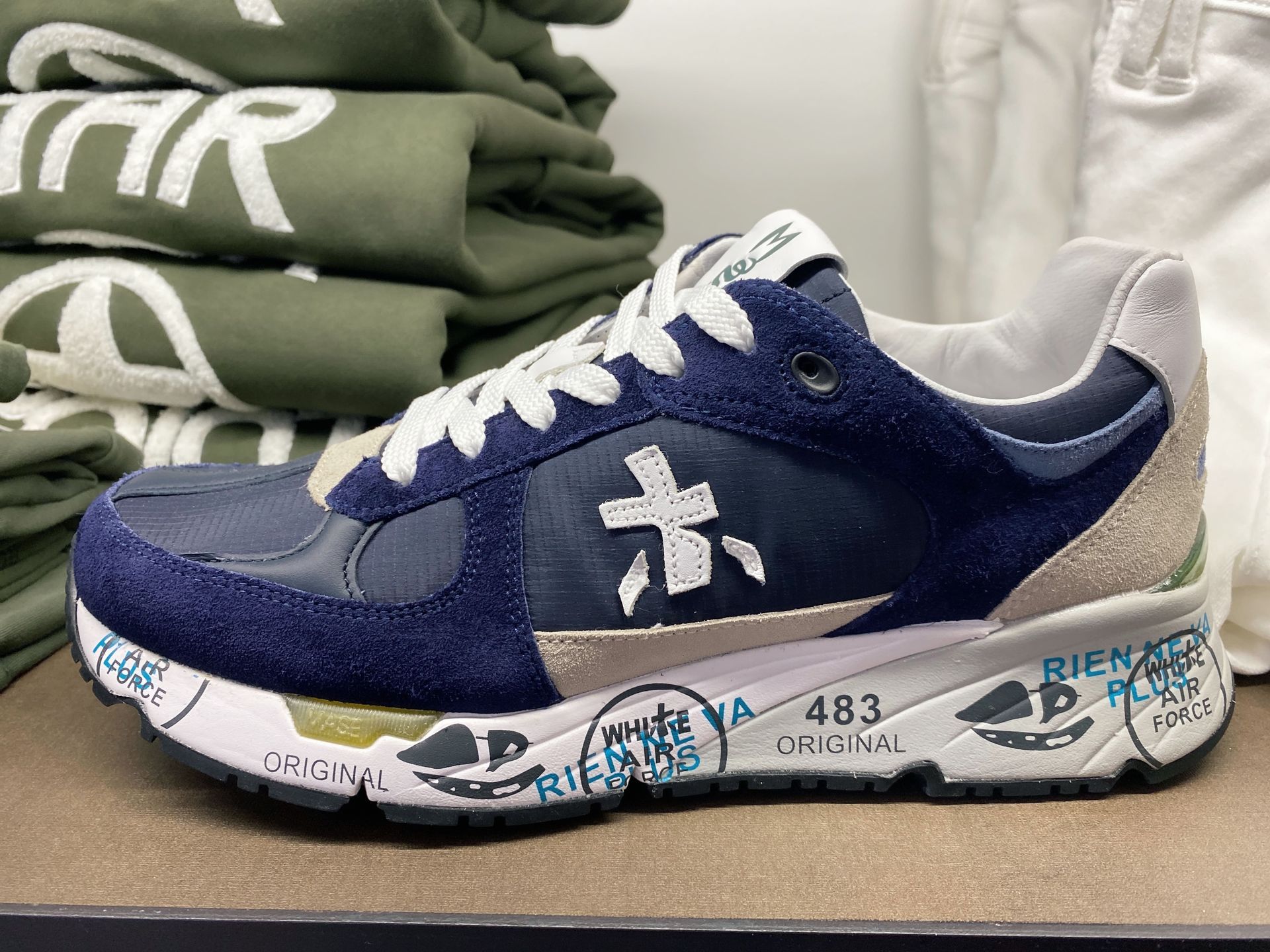 interno negozio abbigliamento uomo